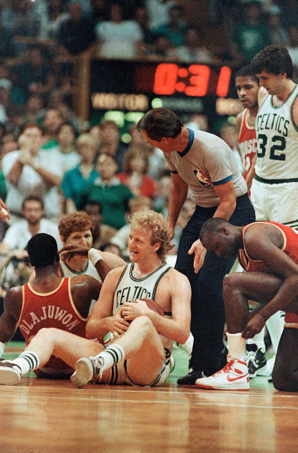 1986: Larry Bird leads Celtics to their 16th NBA title